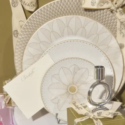 Assiette de présentation en porcelaine finition Platine