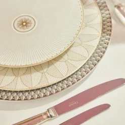 Assiette de présentation en porcelaine finition Platine