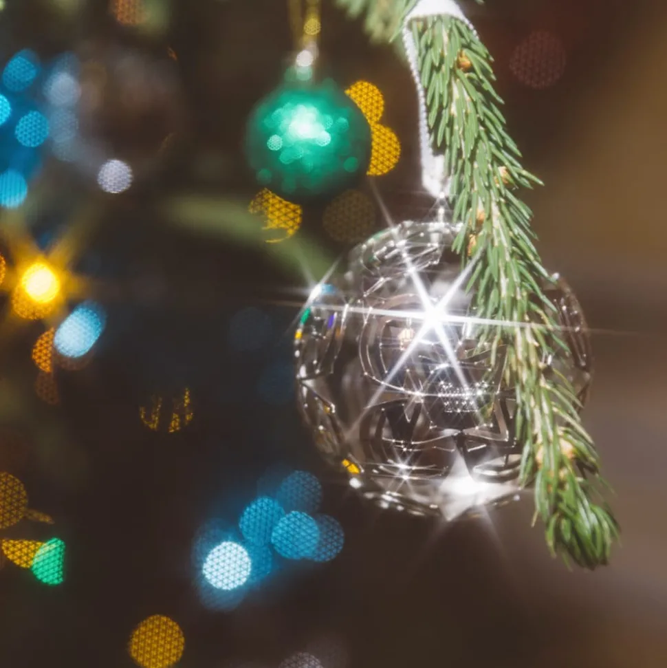 Boule de Noël millésimée en métal argenté - Edition 2022