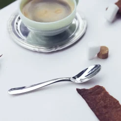 Petite cuillère universelle en métal argenté