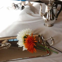 Plateau rectangulaire à anses en métal argenté - 43 x 31 cm