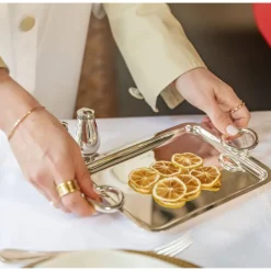 Plateau rectangulaire à anses en métal argenté - 20 x 16 cm